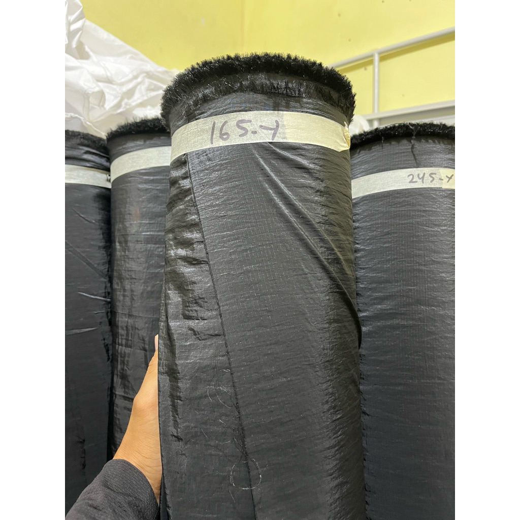 KAIN PARASUT RIPSTOP  CRINKEL NILON/WARNA HITAM