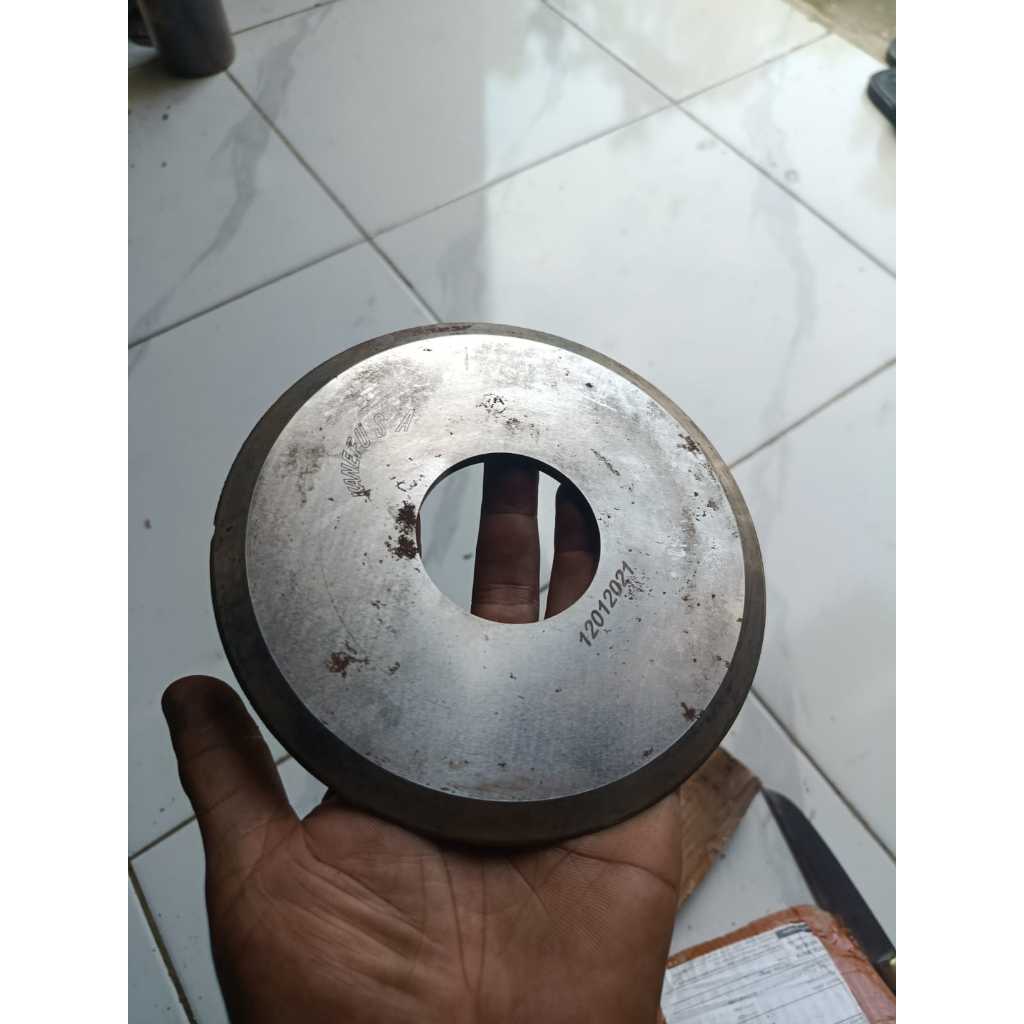 Baja D2 / SKD11 Kekerasan ±60 HRC  Bahan Pisau Tajam