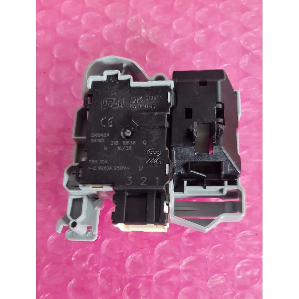 Door lock mesin cuci ELEKTROLUX EWF80743 EWF85745 sesuai foto Ori Baru