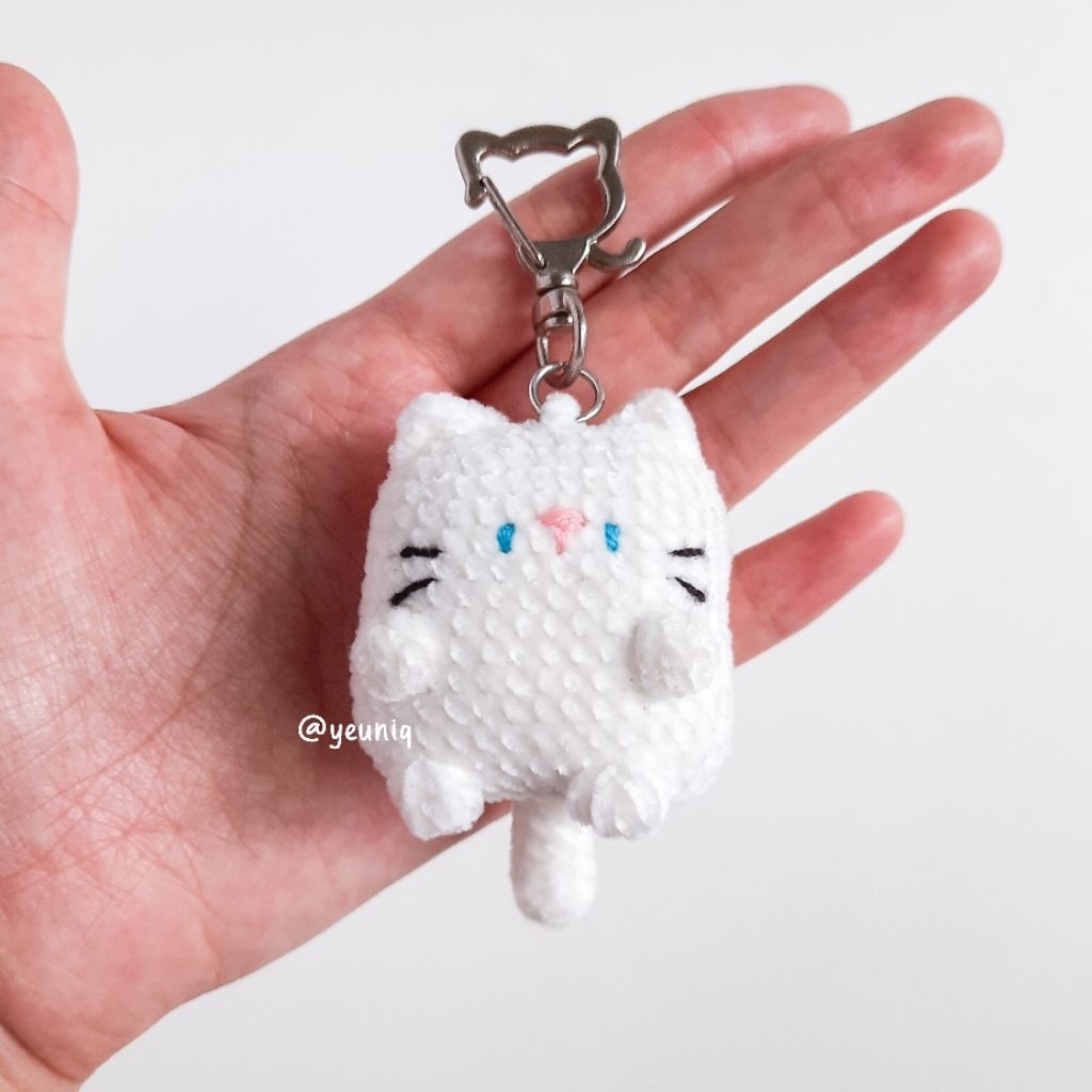 [YEUNIQ] Mini Tofu Cat Velvet 7 cm Amigurumi Bag Charm Keychain | Gantungan Kunci Boneka Rajut Kucin