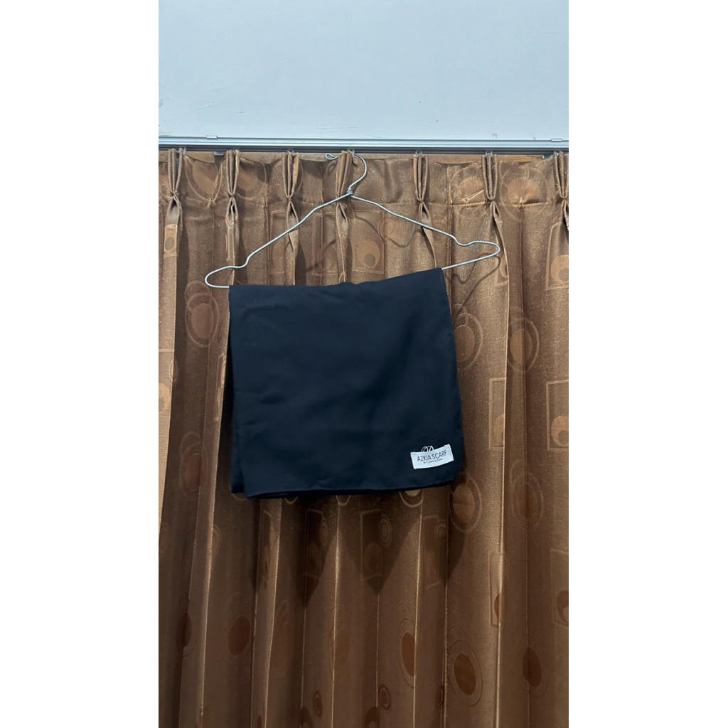 Segiempat azkia scarf hitam