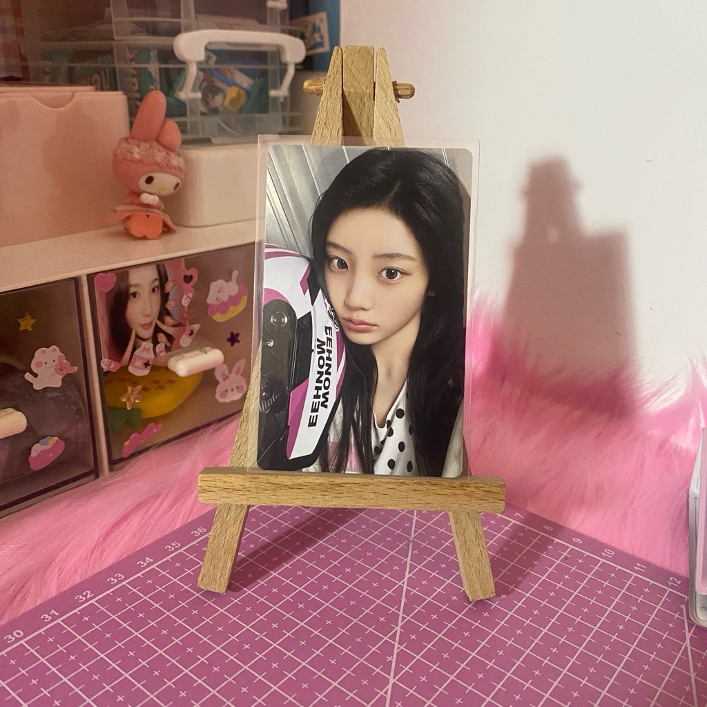 [hyjelle.id] (WAJIB BACA DESK) PHOTOCARD WONHEE ILLIT OFFICIAL WONHEE HELM