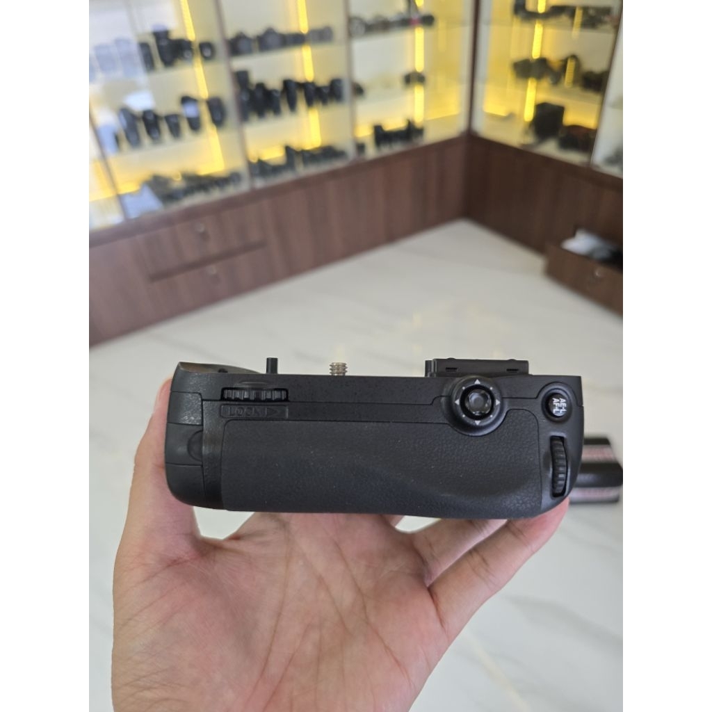 BG Battery Grip for Nikon D7100 D7200