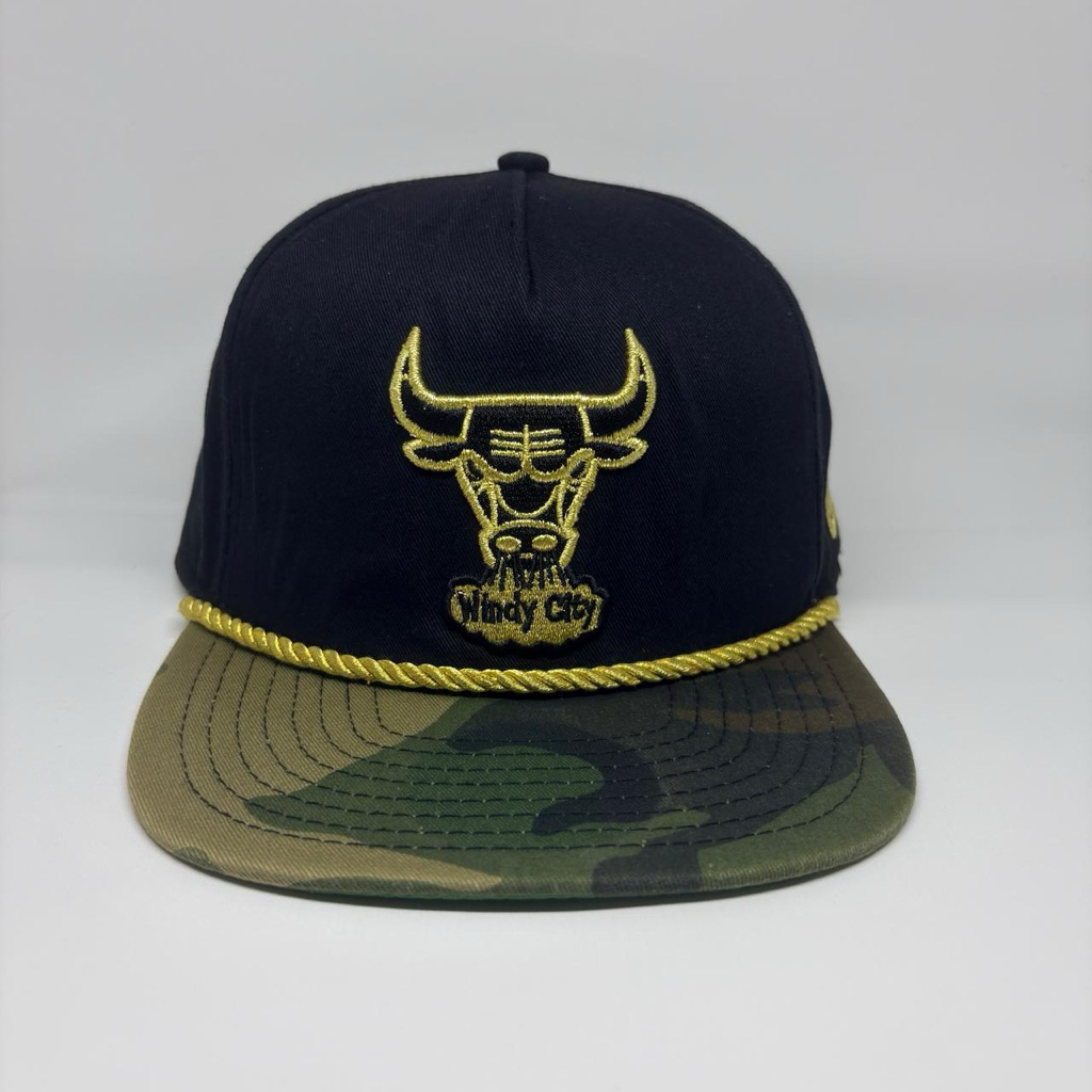Topi snapback NBA Chicago Bulls black camo gold windy city new era
