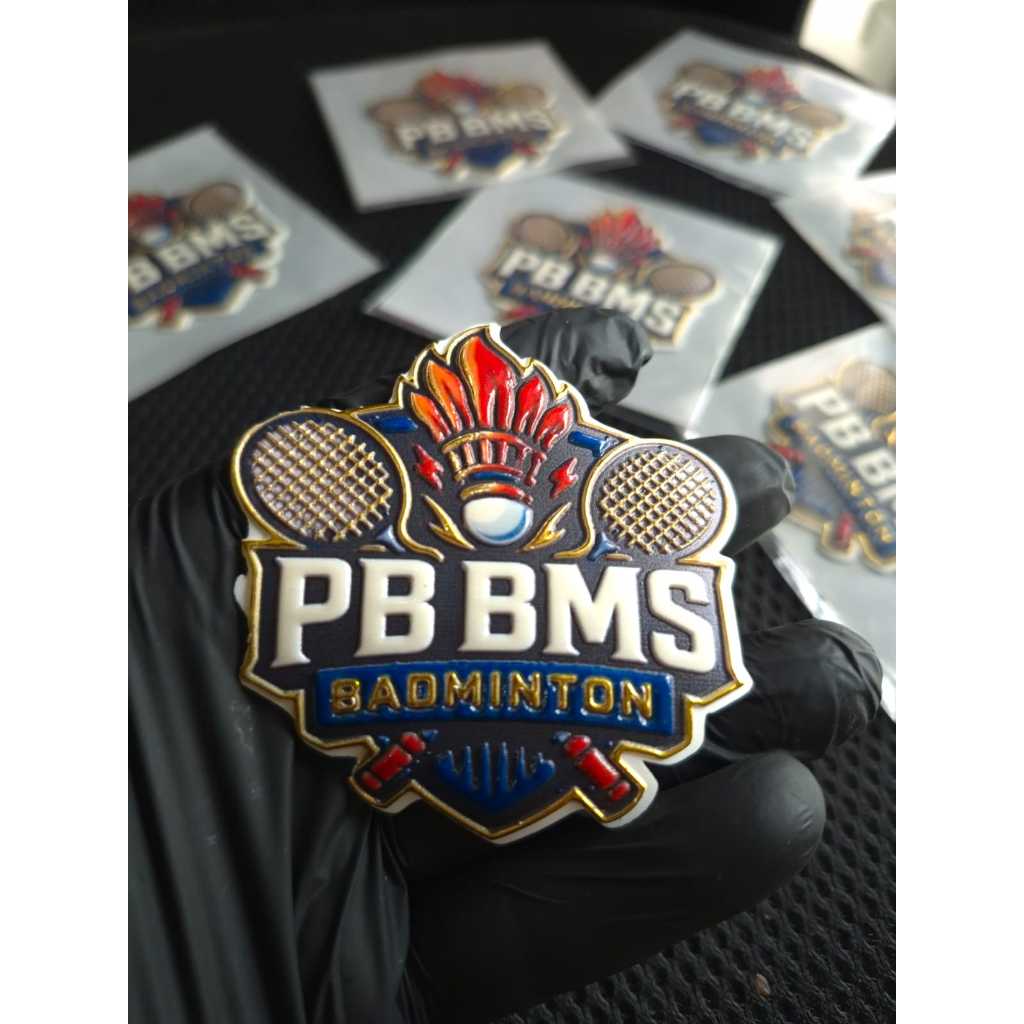 Patch label custom jersey logo padel Badminton Logo Tim Olahraga Desain Emas Merah Biru 3D