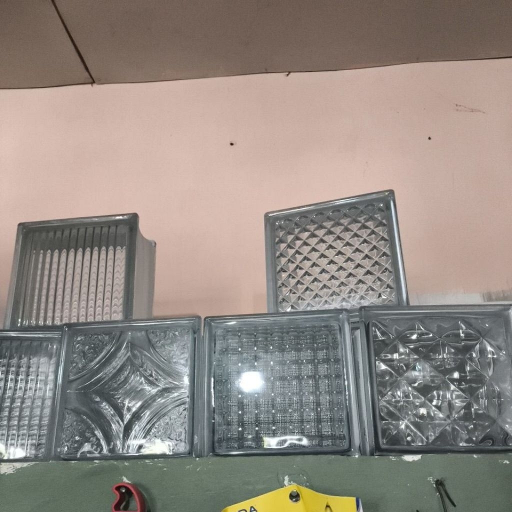 Glassblock roster loster kaca penerangan kamar mandi Merk Mulia ukuran 20 x 20