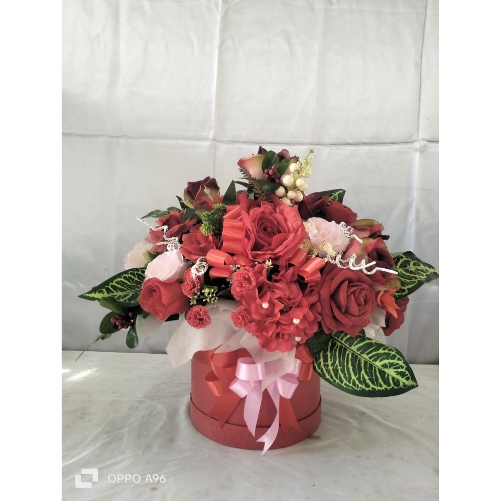 Bunga meja artifisial merah yang cantik