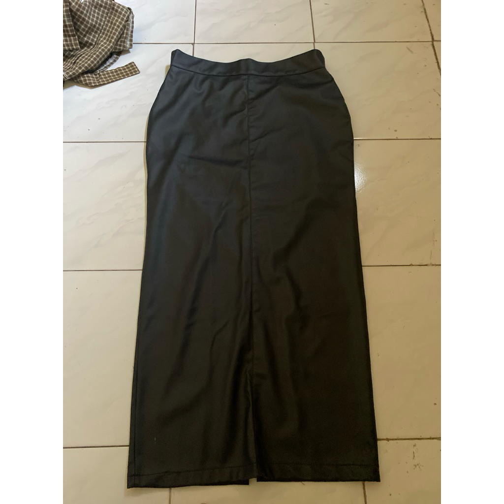 Preloved Rok Kulit Hitam (mines)