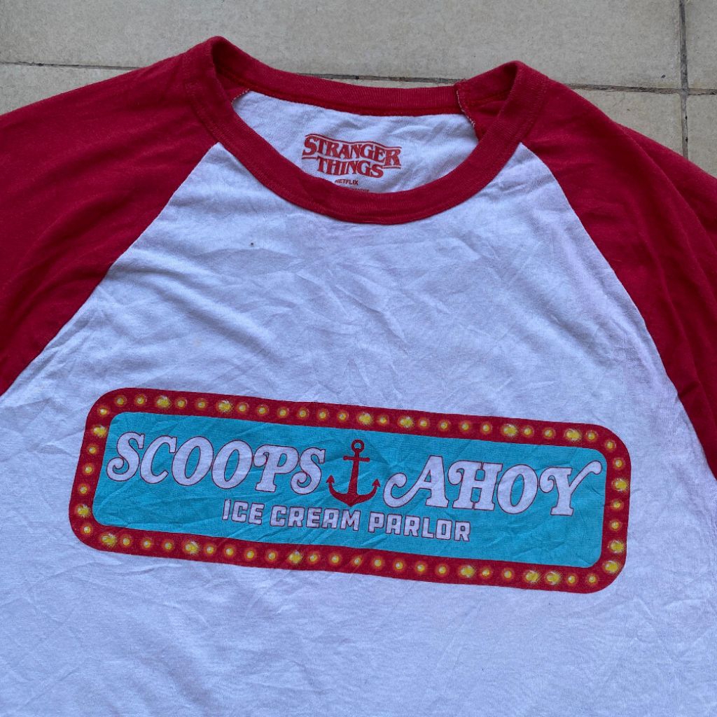 Kaos Netflix stranger things Original Scoops Ahoy Ice Cream parlor original murah, Jual kaos Strange