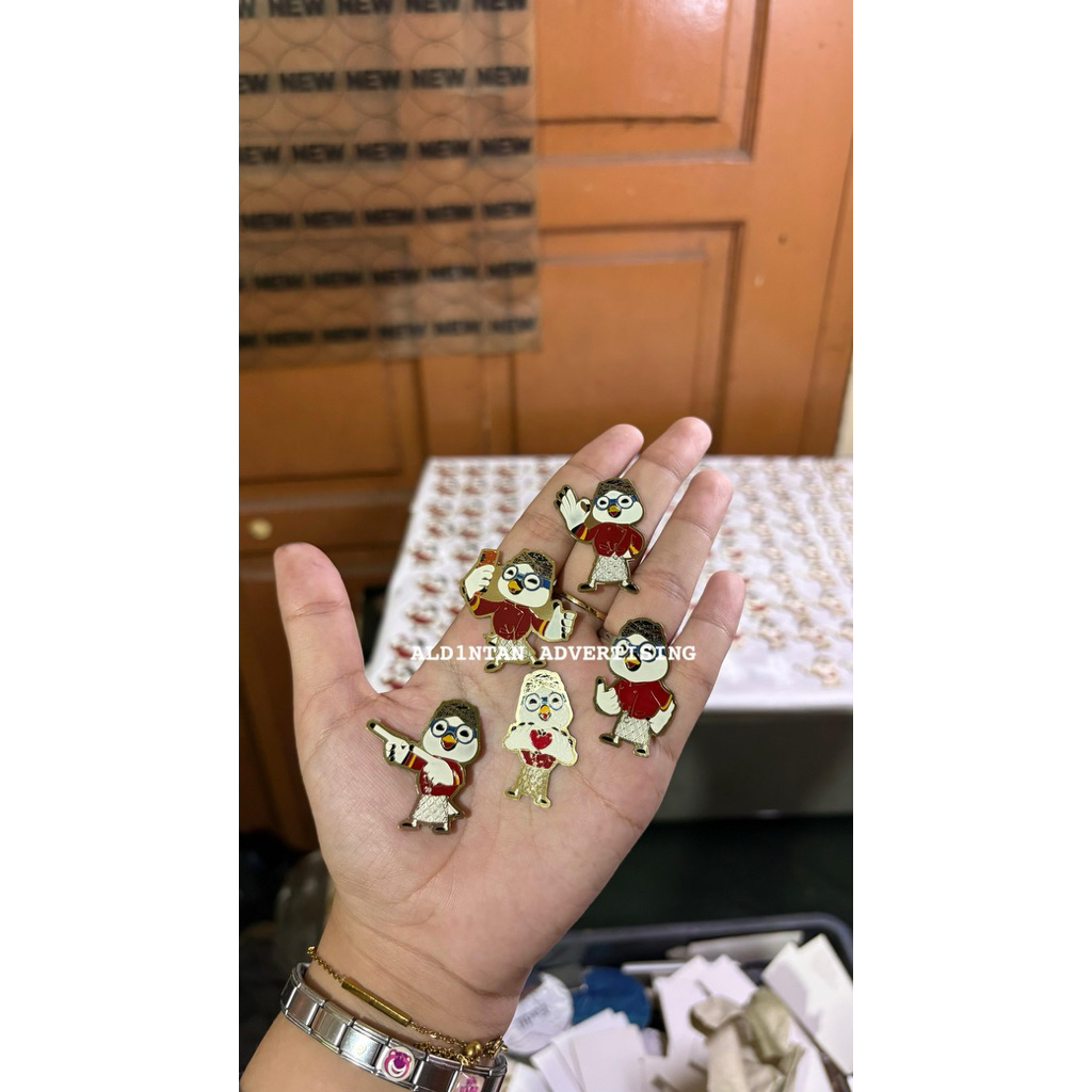 Pin kuningan custom, Pin custom