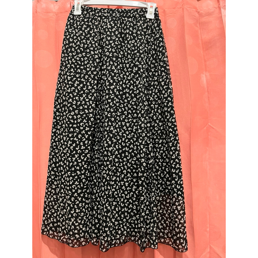 Rok motif GU Uniqlo