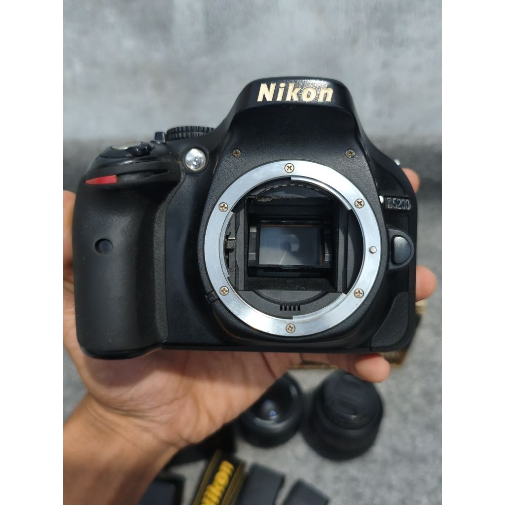 kamera dslr nikon d5200 bekas + lensa fix 35 + lensa standar