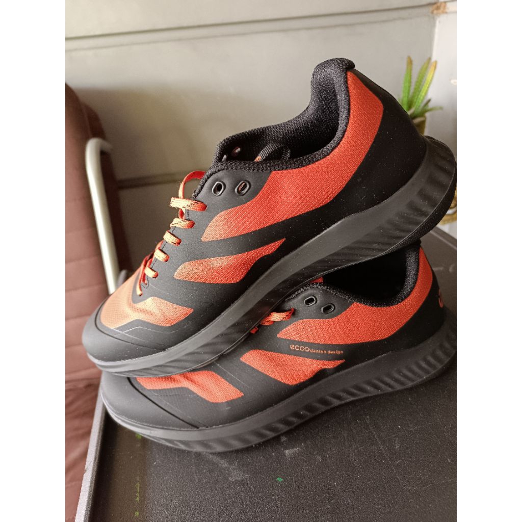 Sepatu ECCO Biom Hitam Orange size 42  insole 265 koleksi pribadi