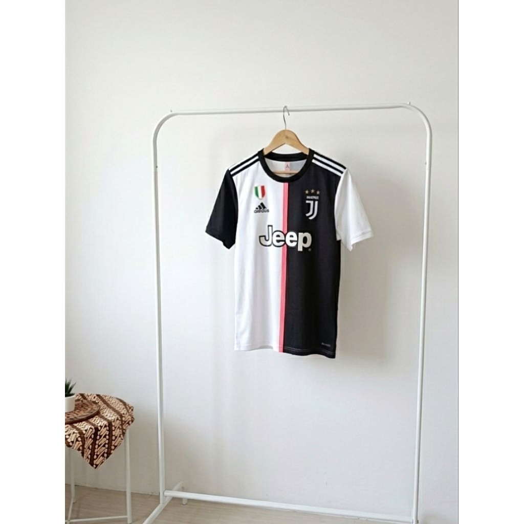 jersey kandang Juventus musim 2019/2020