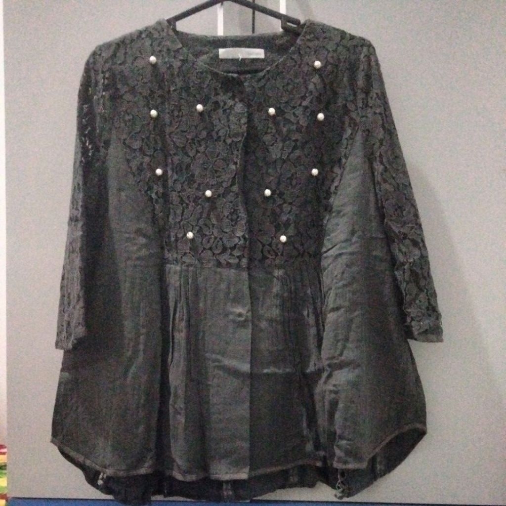 BLOUSE BRUKAT PRELOVED