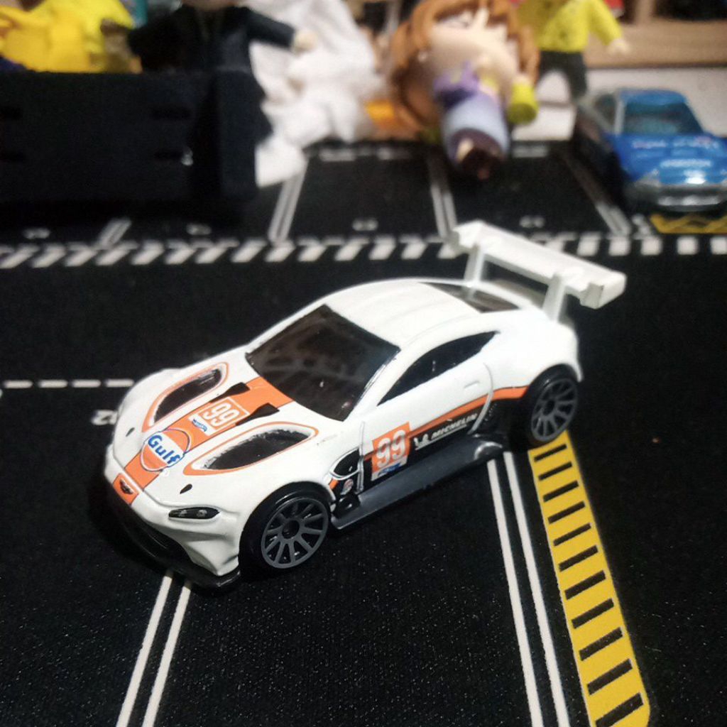 HOTWHELLS HOTWHELLS ASTON MARTIN VANTAGE
