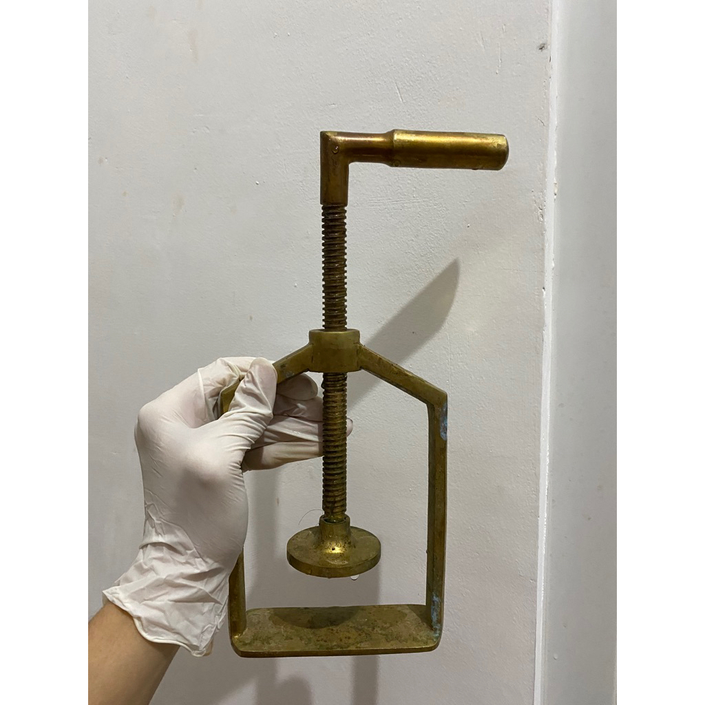 Press begel kuvet besar kuningan
