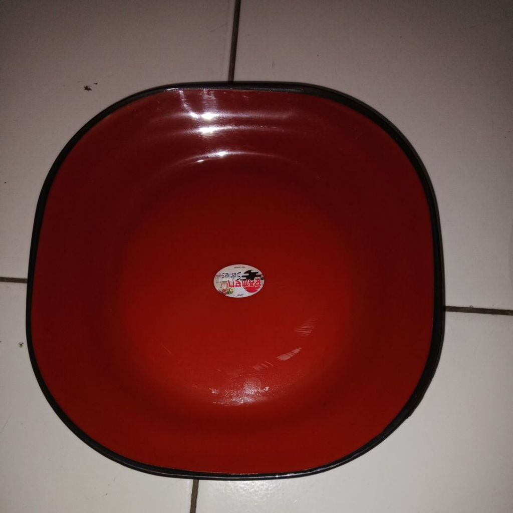piring plastik tempat makan