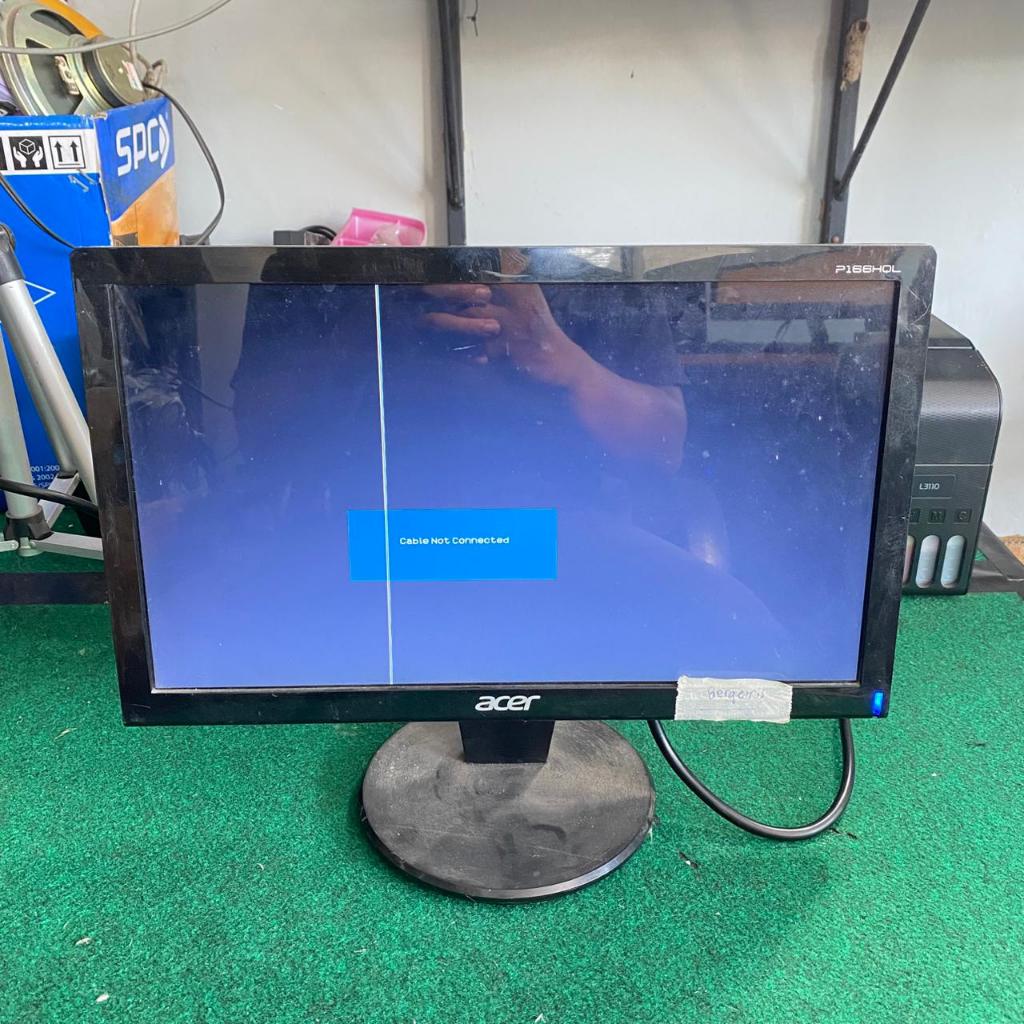Monitor Acer Minus Garis Tengah 15,6''