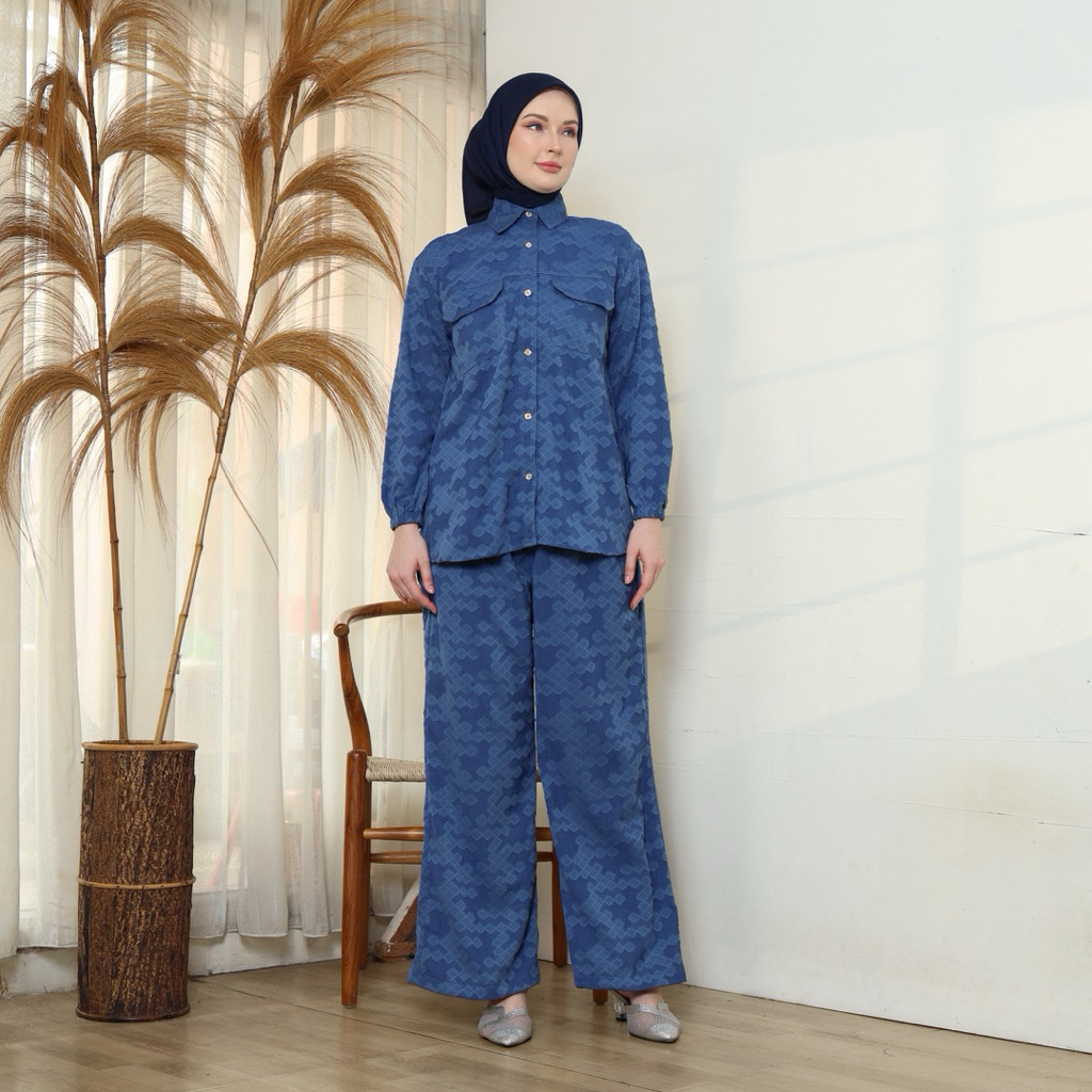 DELUMI ONESET IN DENIM BLUE