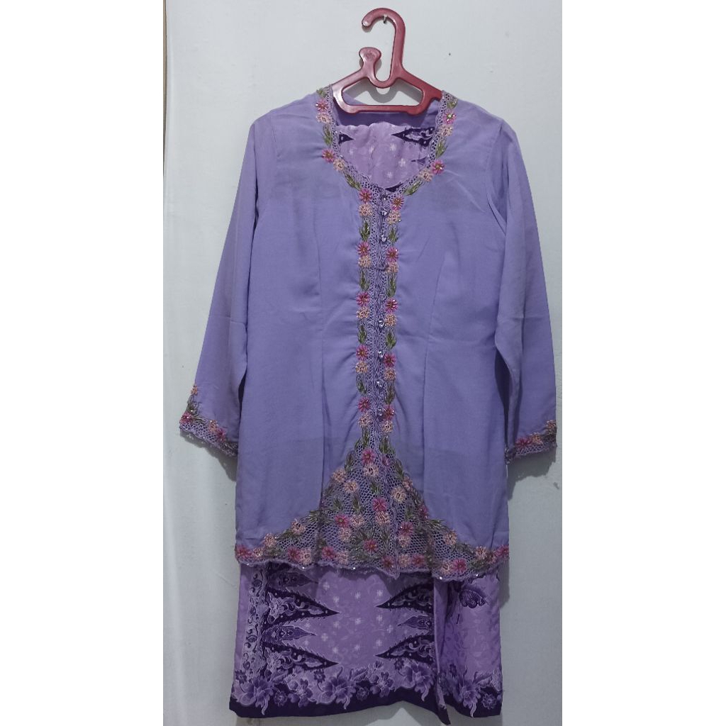 PRELOVED Set kebaya encim berwarna ungu lilac