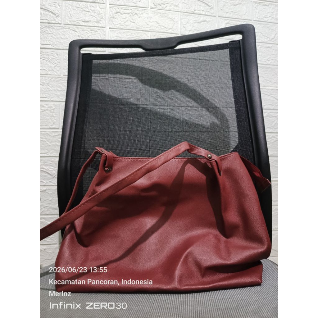 Tas bahu besar warna merah marun motif polos