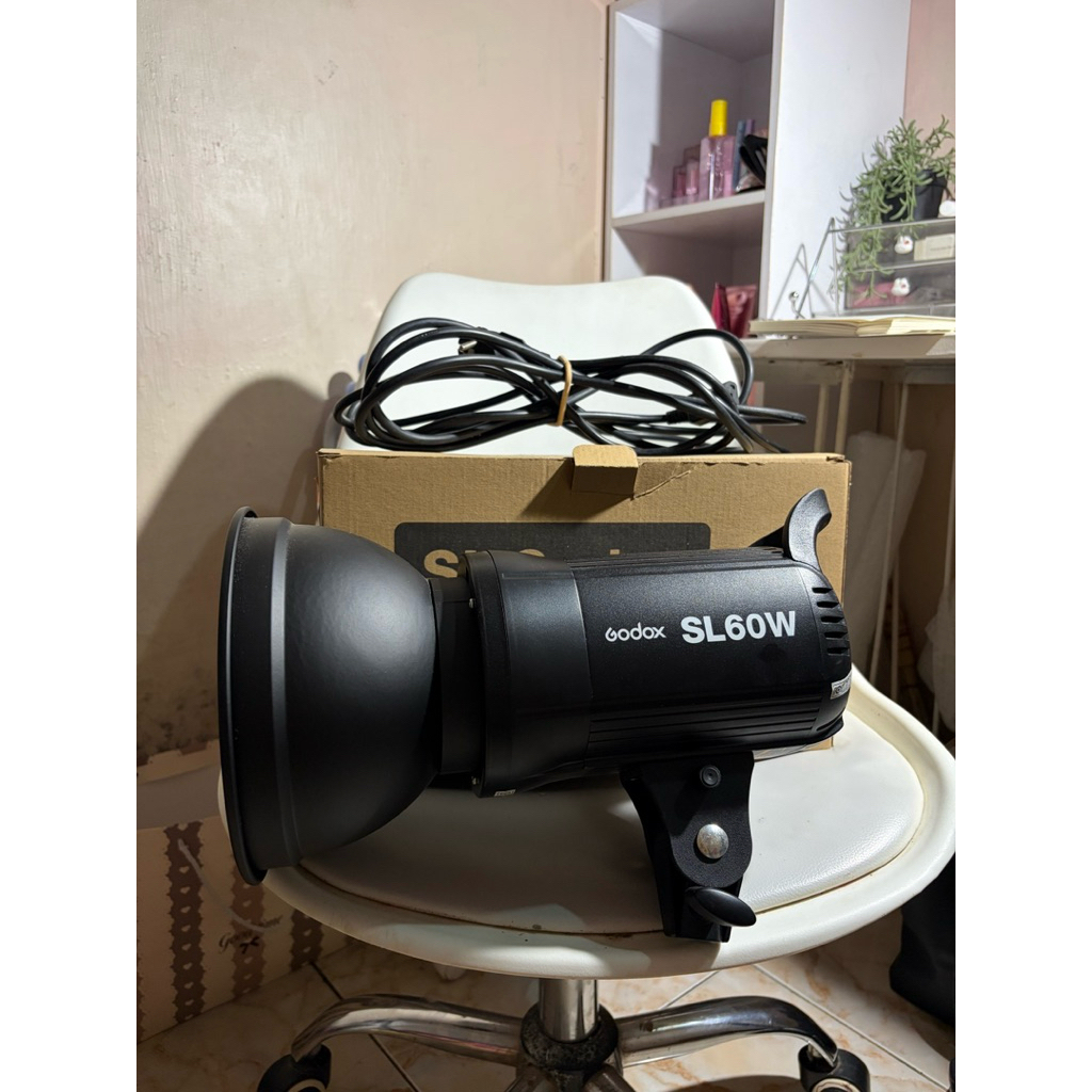 GODOX SL60W LIGHTING FREE TRIPOD