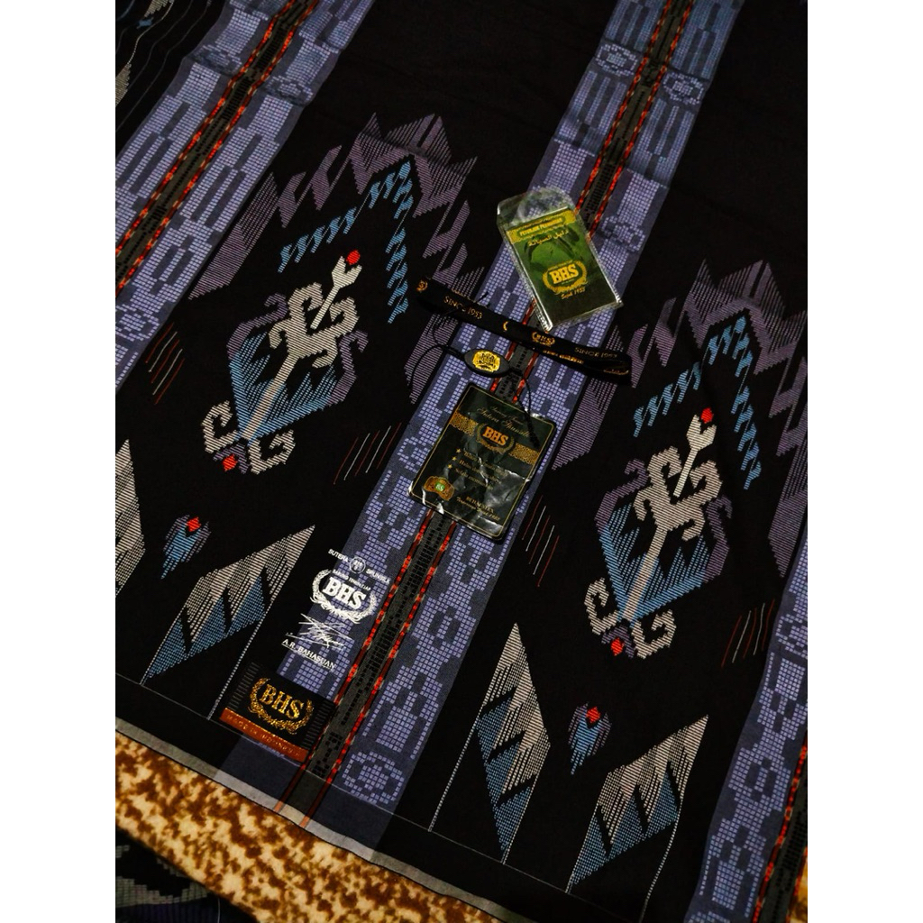 SARUNG BHS FULL SUTRA LIKE NEW ALIAS SEKEN RASA BARU WARNA HITAM KOMBINASI BIRU WARNA MASIH PEKAT MO