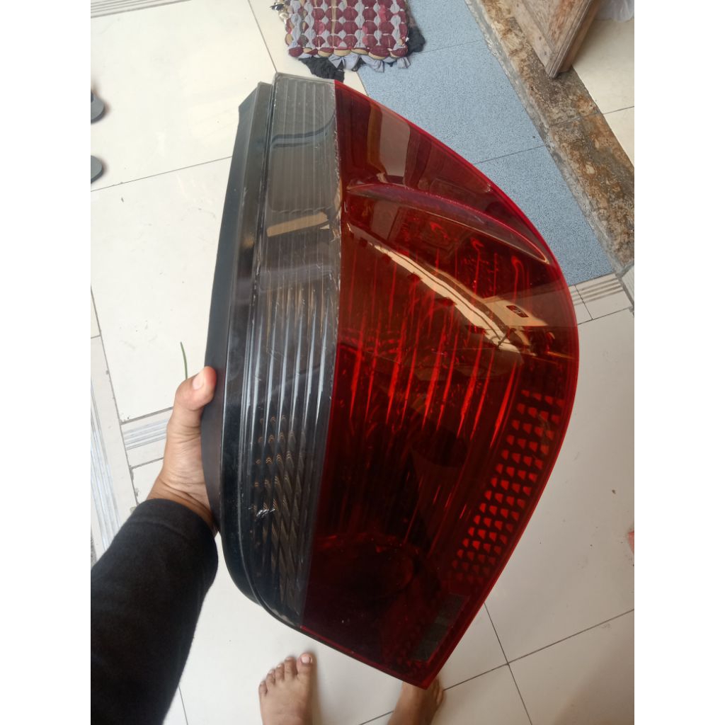 stoplamp kanan BMW E60 original minus retak seribu