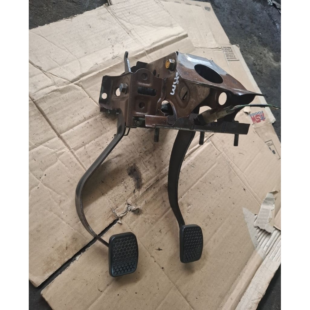 pedal injakan rem kopling kupling suzuki esteem suzuki amenity