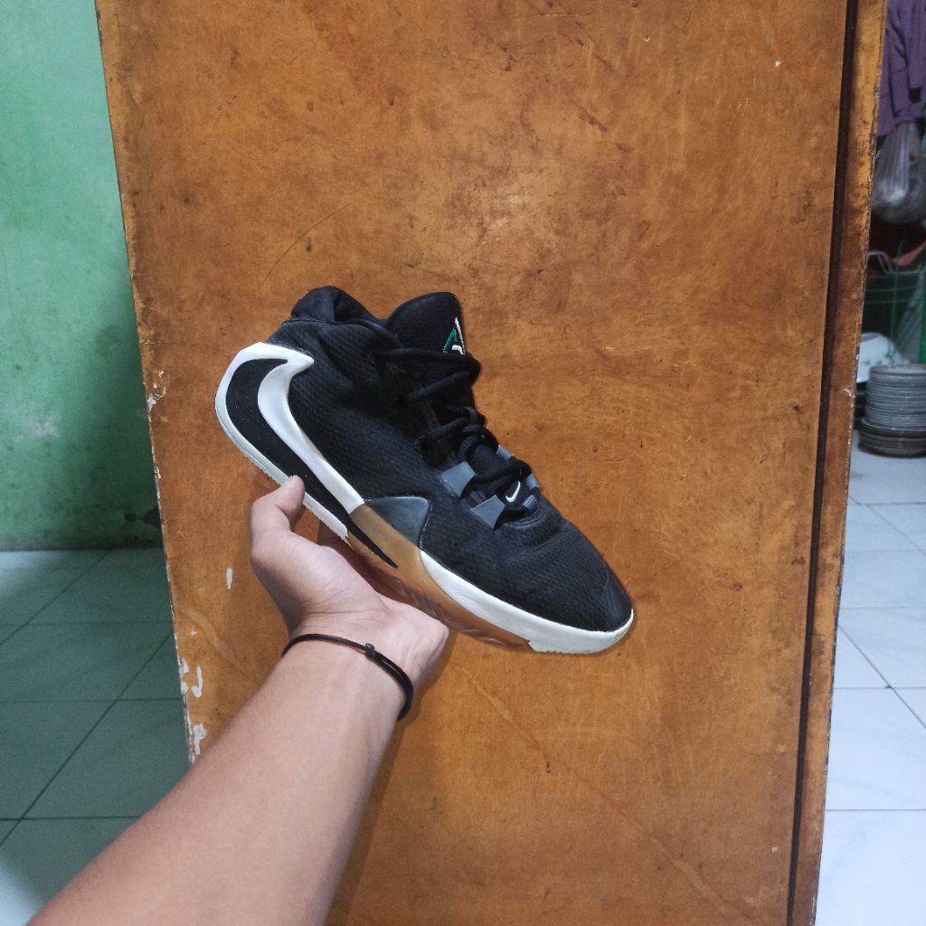 sepatu basket second giannis freak 1 size 40