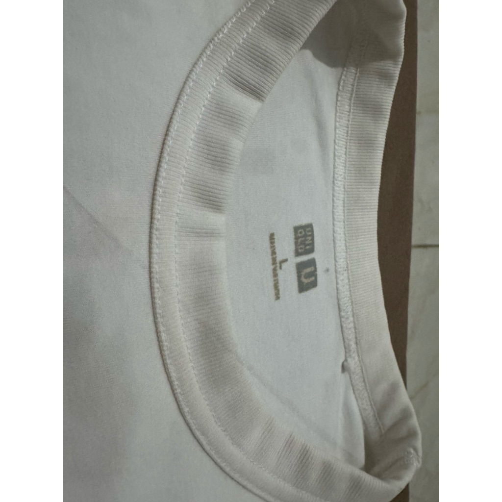 UNIQLO KAOS PUTIH