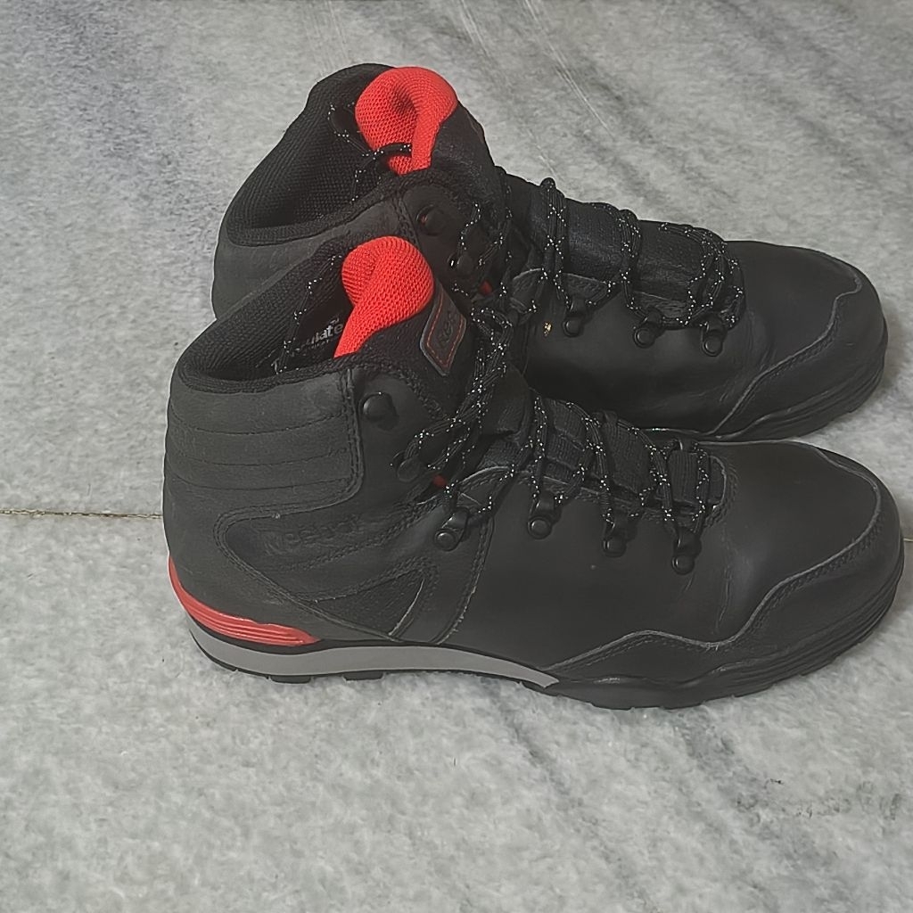:Reebok Arctic Ready Pria Size 42 (27 cm) Black Grey Red – Preloved