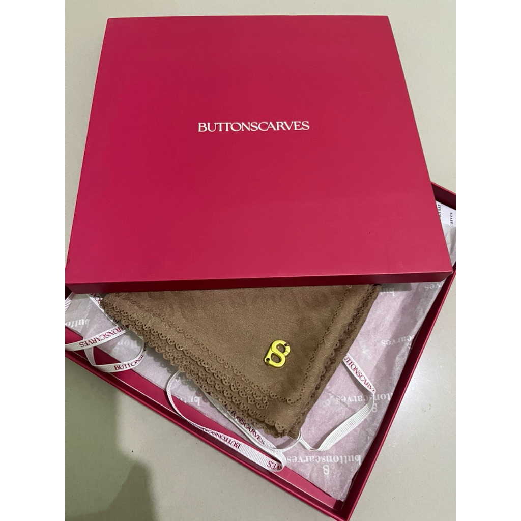 Preloved Tapis Embossed Buttonscarves