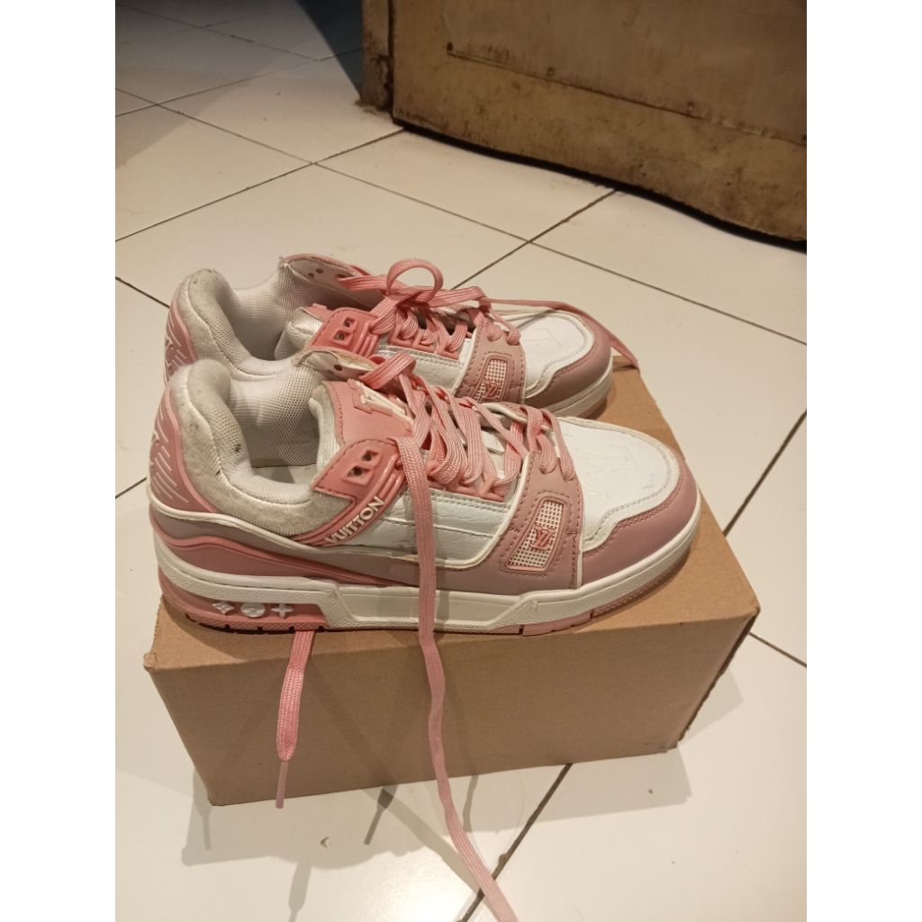 sepatu Louis Vuitton
