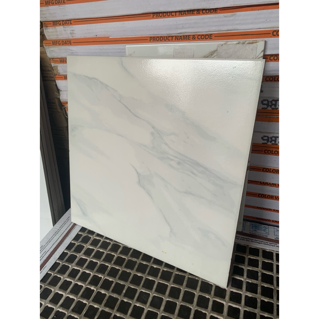 Keramik Lantai Glossy 40x40 Avon Grey