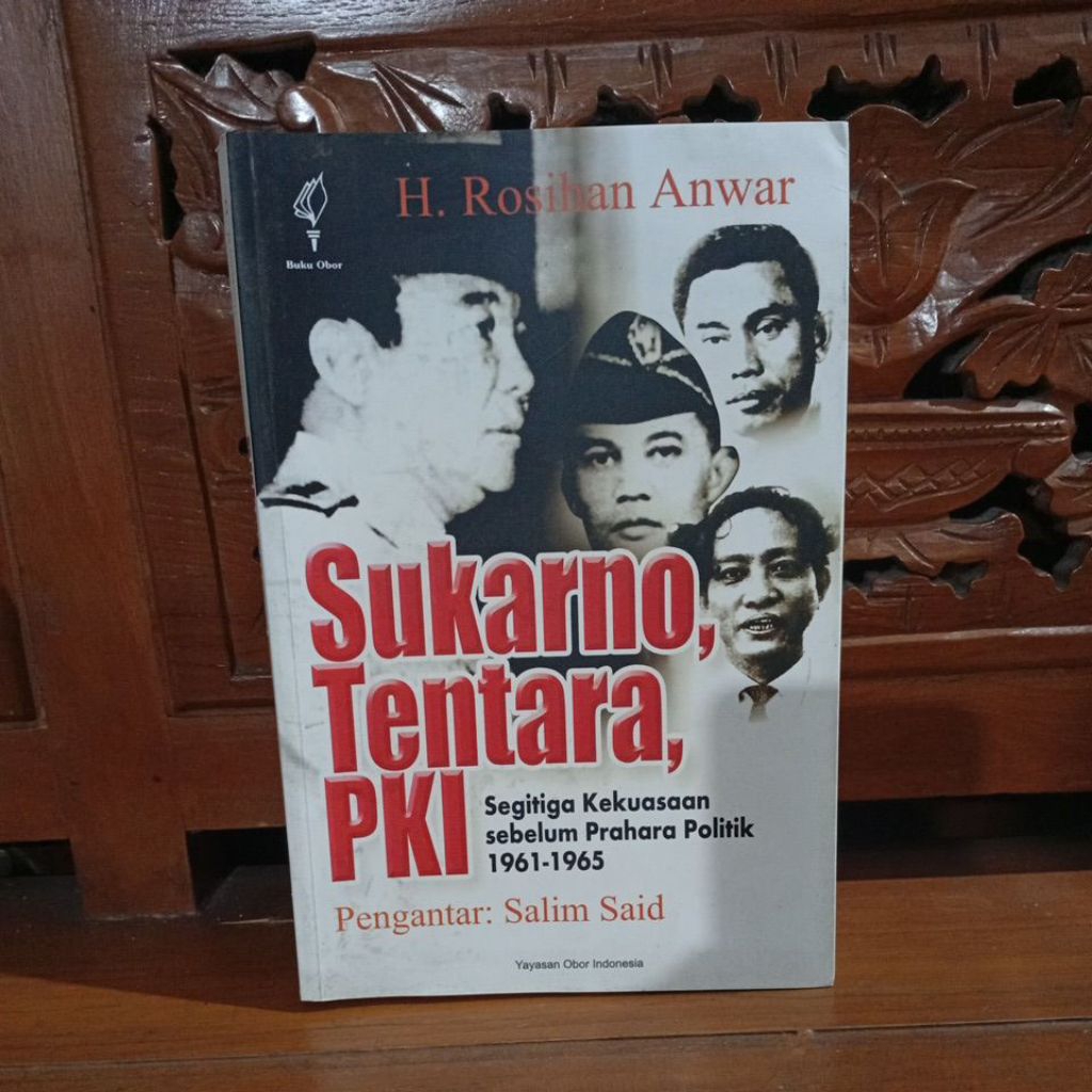 BUKU BEKAS ORIGINAL SUKARNO TENTARA SEGITIGA KEKUASAAN SEBELUM PRAHARA POLITIK 1961 - 1965 penulis H