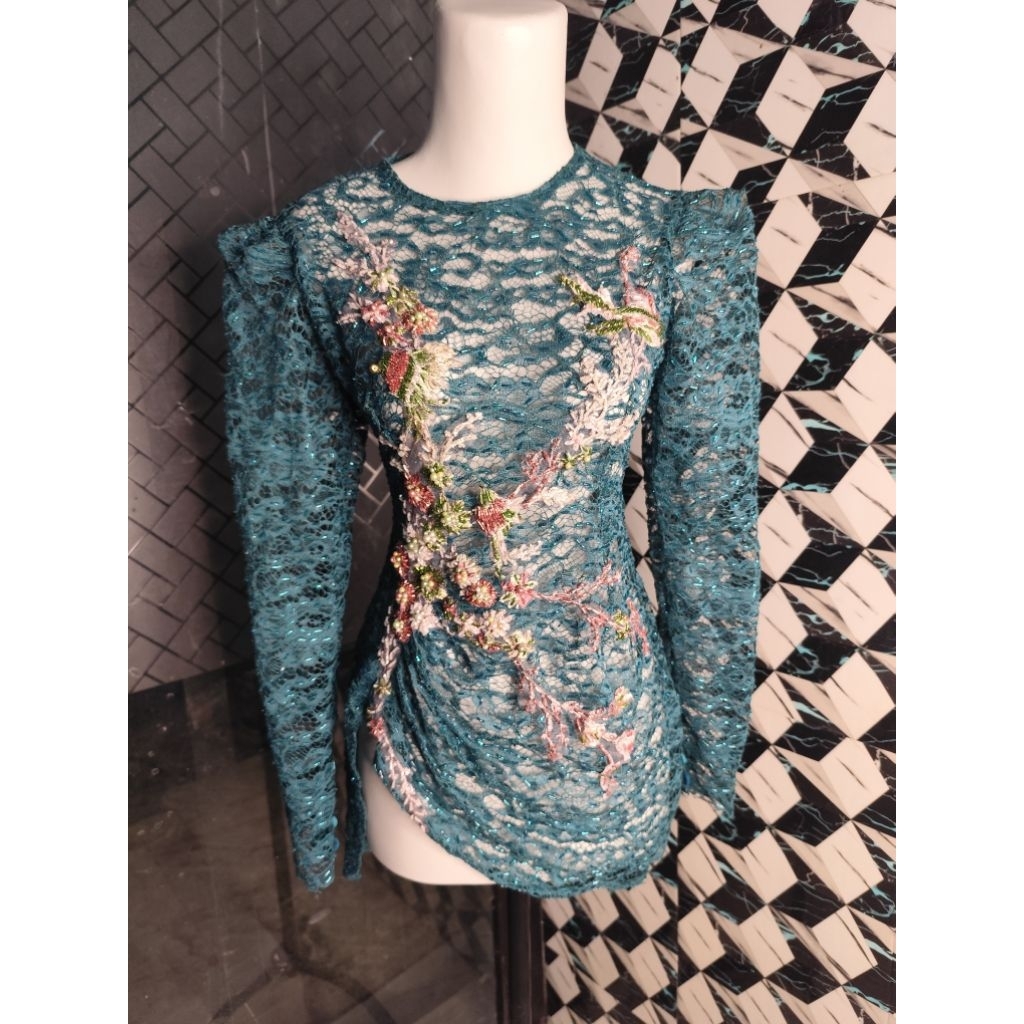 Kebaya Wisuda Hijau Emerald Motif Bunga