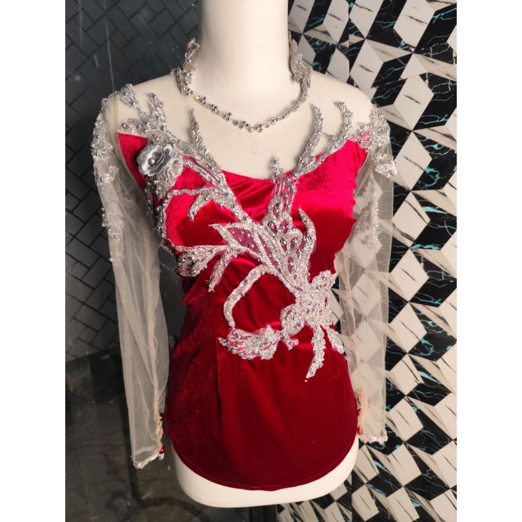 Kebaya Bludru Kombinasi Bunga Tempel