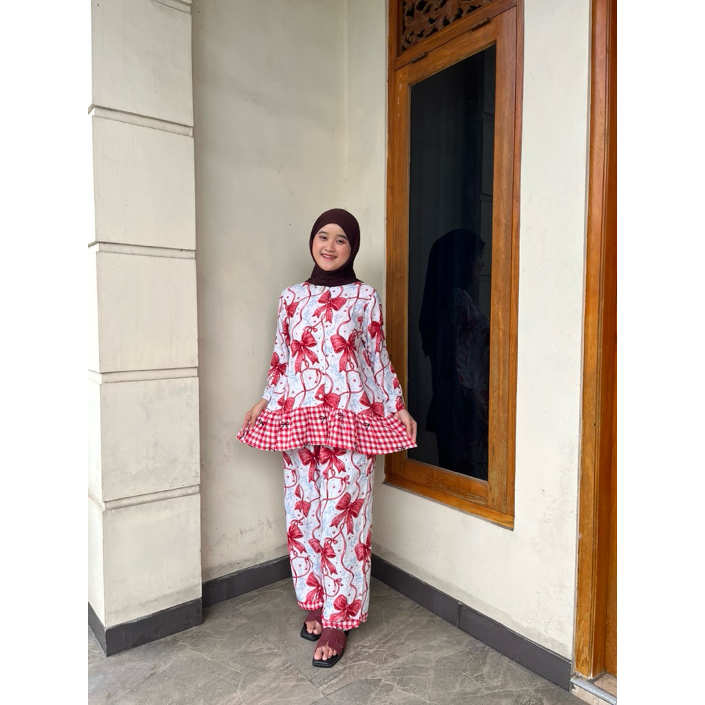 AZZA ONE SET KEKINIAN LENGAN 7/8 BUSUI FRIENDLY KANCING AKTIF ~ MOTIF PITA MERAH