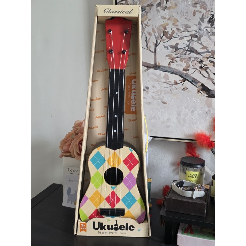Mainan Gitar Kecil Untuk Anak Anak Ukulele (Preloved Pemakaian Pribadi)