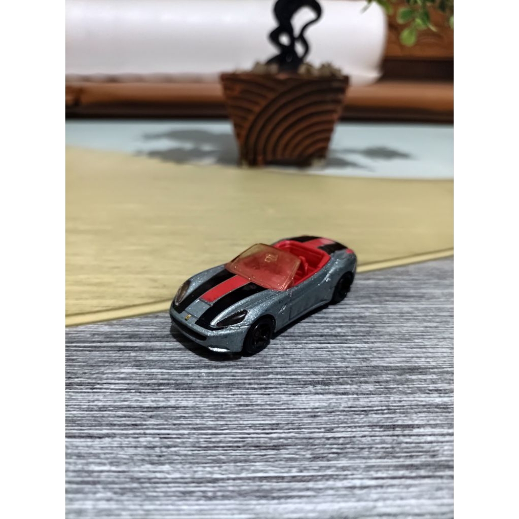 Hotwheels Reguler Card Lama Loose Ferarri California (ass ban karatan)