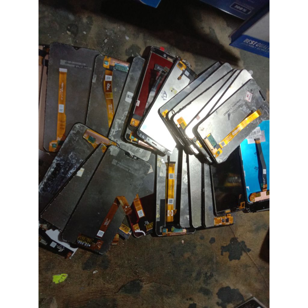 1,5 kg. lcd bekas/ limbah lcd hp android ada yang masih ada yang mati,