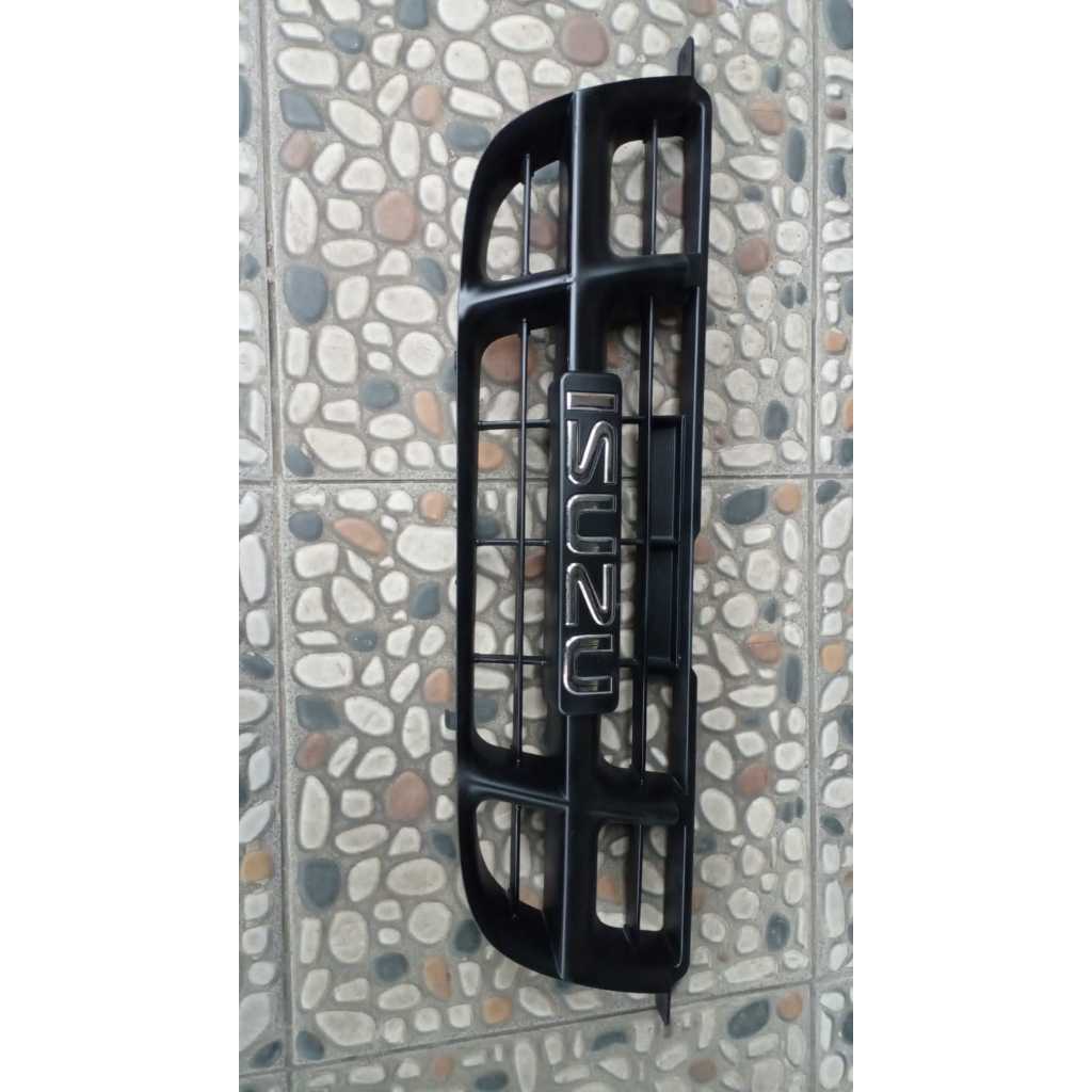 Grill mobil isuzu panther LS tahun 2003
