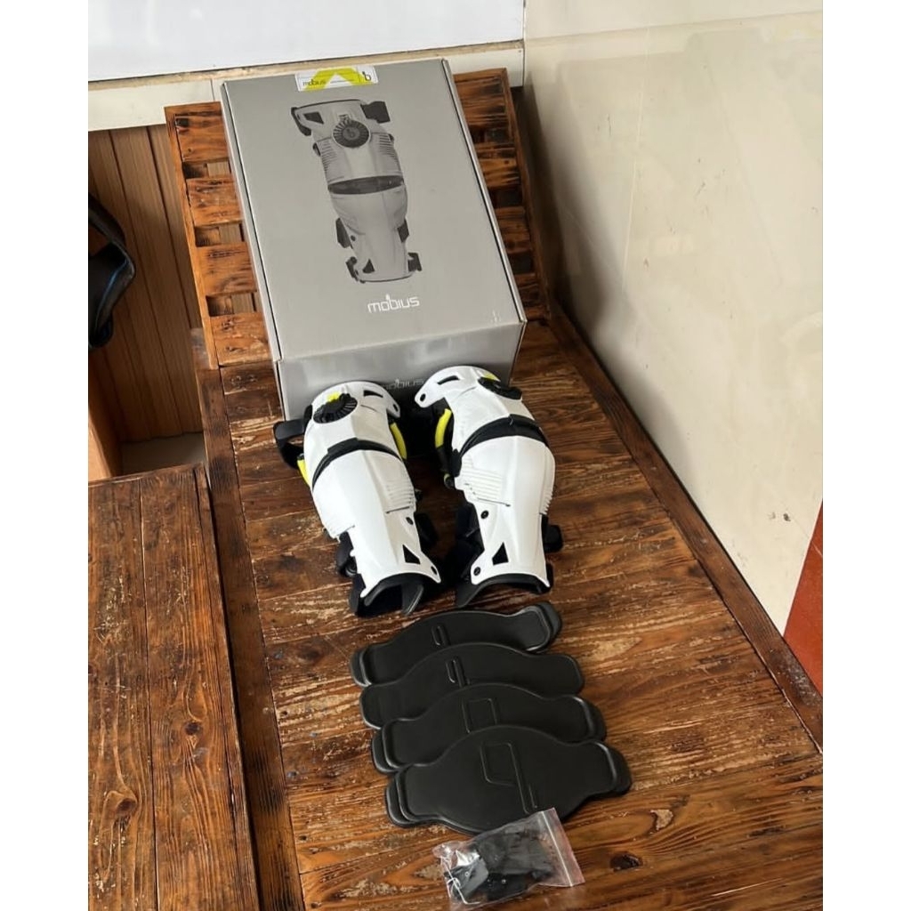 knee brace mobius x8
