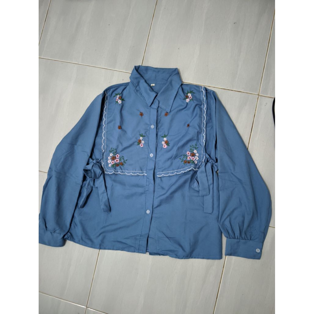 Atasan motif bunga-bunga