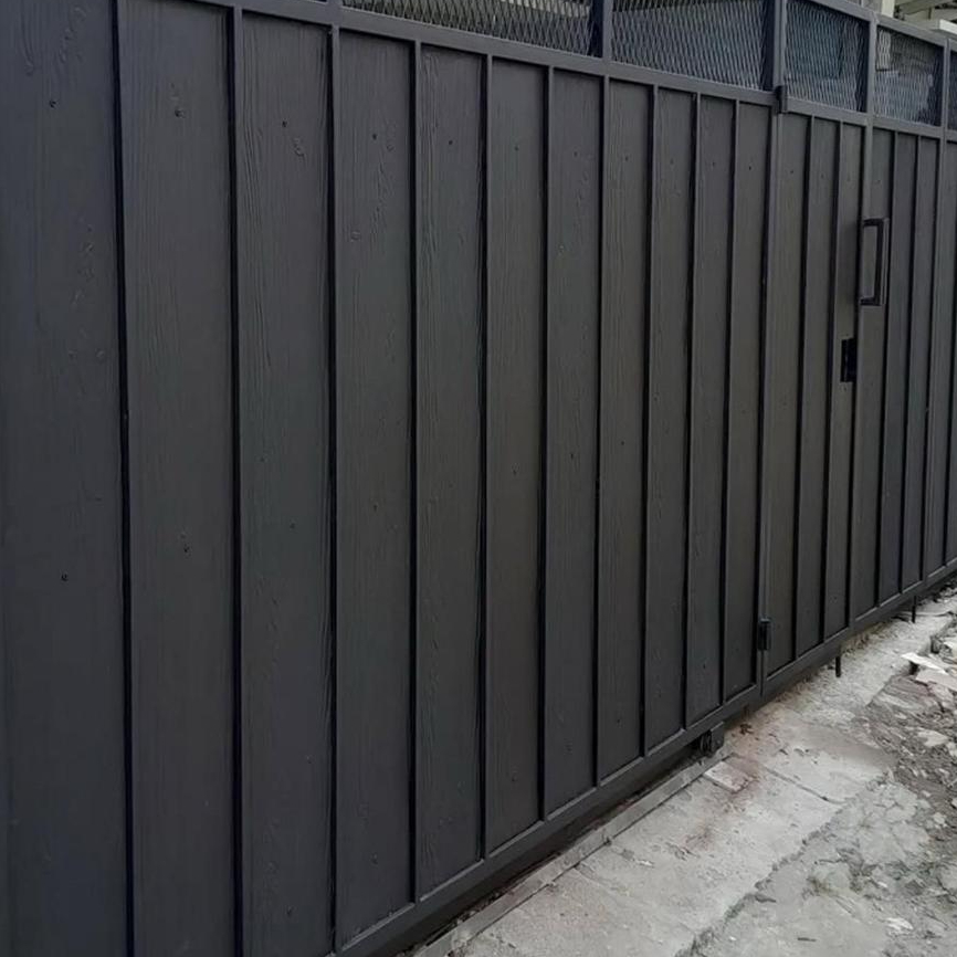 Pagar pintu rumah minimalist GRC plank atau wood plank