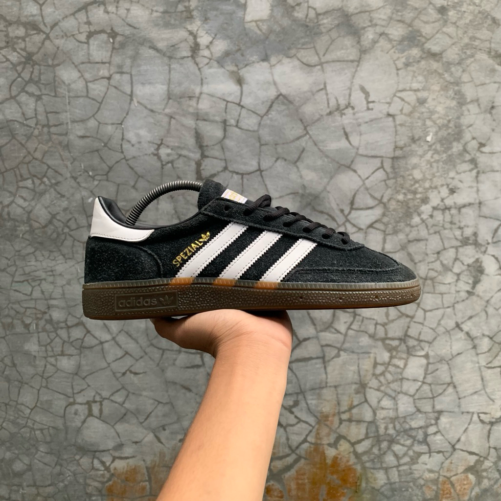 sneakers hitam putih