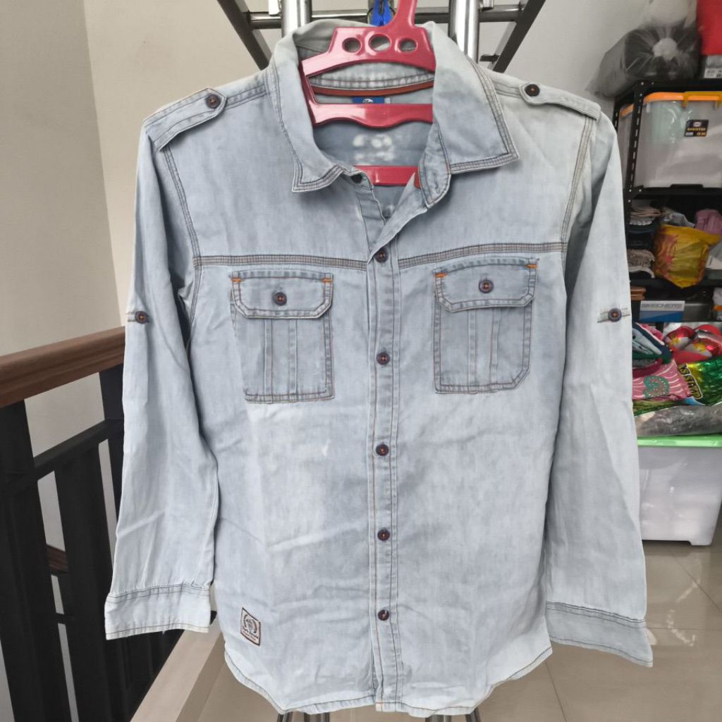 PRELOVED KEMEJA DENIM WANITA "DONALD DUCK"