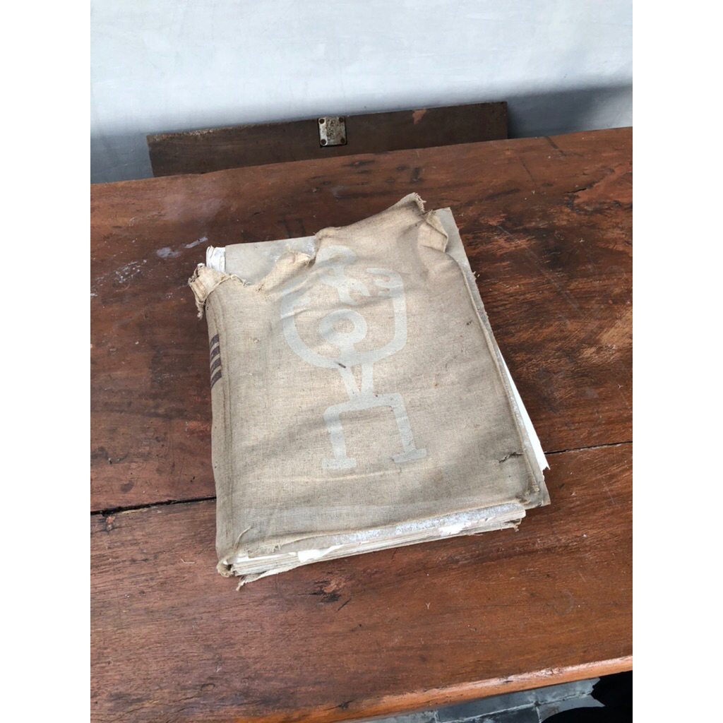 Buku antik primitif tua kuno